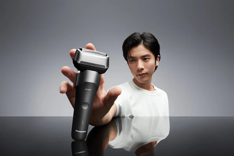 Panasonic ES-RM3, Rasoio 3 lame, Wet&Dry, USB-C, sistema di pulizia easy cleaner