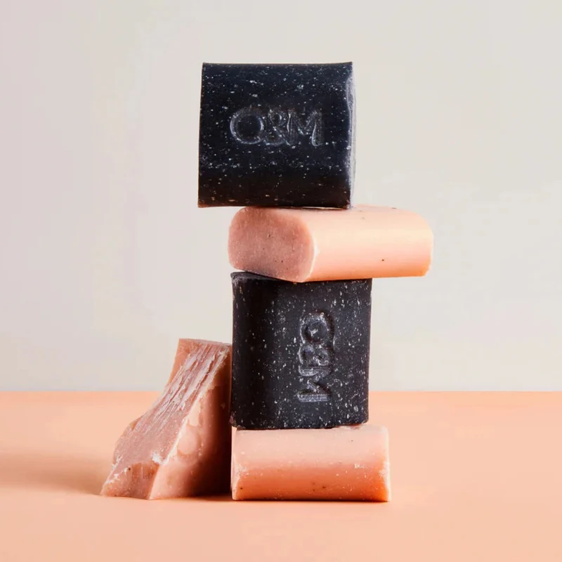 Shampoing solide O&M Charcoal Shampoo Bar 70gr