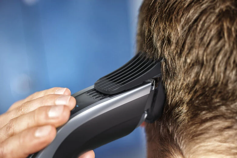 Philips HAIRCLIPPER Series 9000 Regolacapelli con pettini motorizzati e lame in titanio