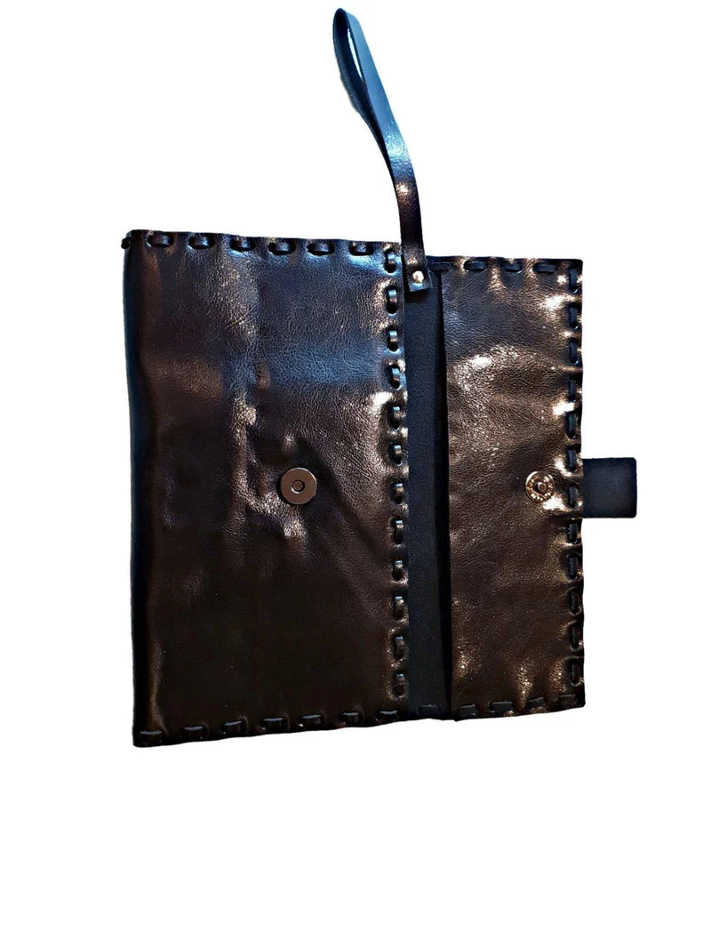 Elegante portafoglio a forbice in pelle di vacchetta nera: protegge 5 forbici